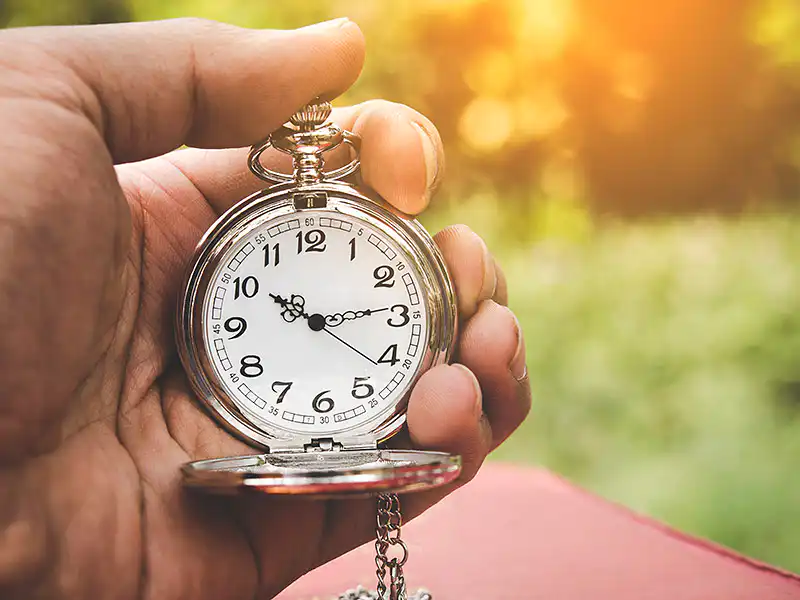 Teure Taschenuhr aufgeklappt in einer Hand - UNIKATUM verkauft Unikate für Sie