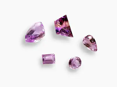 Amethyste schwebend vor weissem Hintergrund. Schmuckfotografie von UNIKATUM
