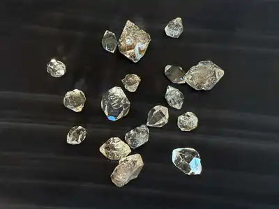 Viele Herkimer-Diamant-Rohkristalle die funkeln, professionell aufgenommen von UNIKATUM - Fotografie und Vermittlung von Edelsteinen