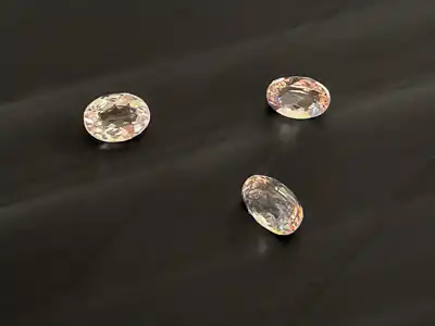 Morganite auf schwarzem Edelstein fotogtrafiert. Bild: UNIKATUM, Berufsfotograf 