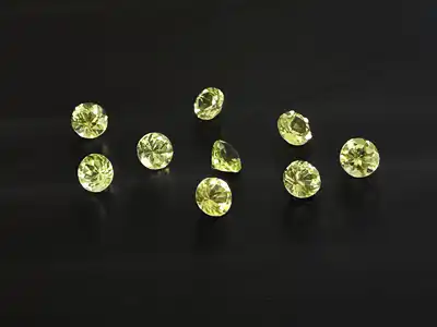 Wunderschöne Peridote, fotografiert auf schwarzem Hintergrund. Fotograf: UNIKATUM.