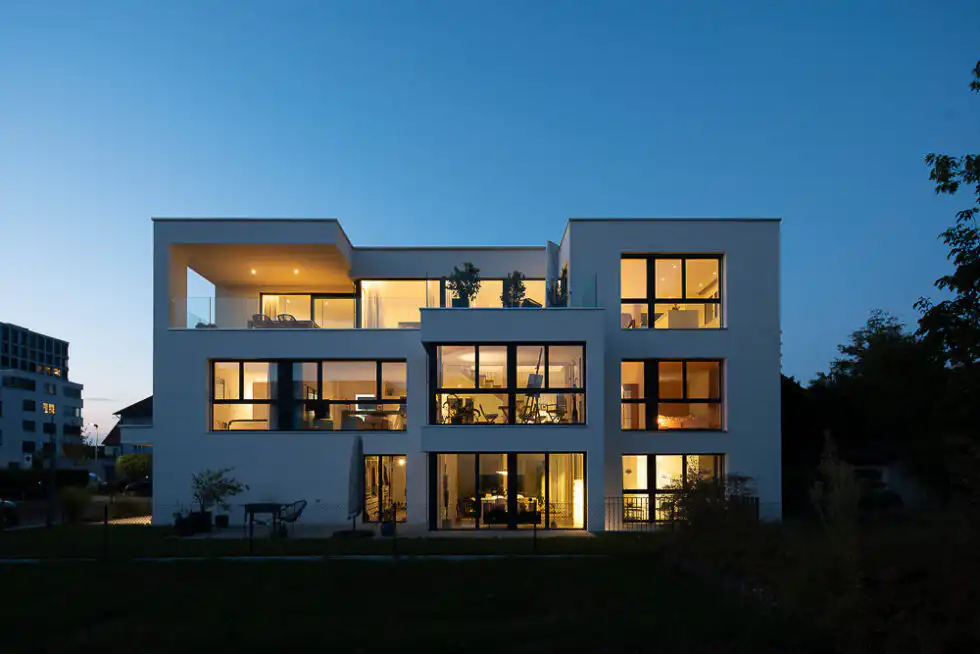 Architekturfoto von einem modernen Haus in der Dämmerung - Fotografiert von UNIKATUM