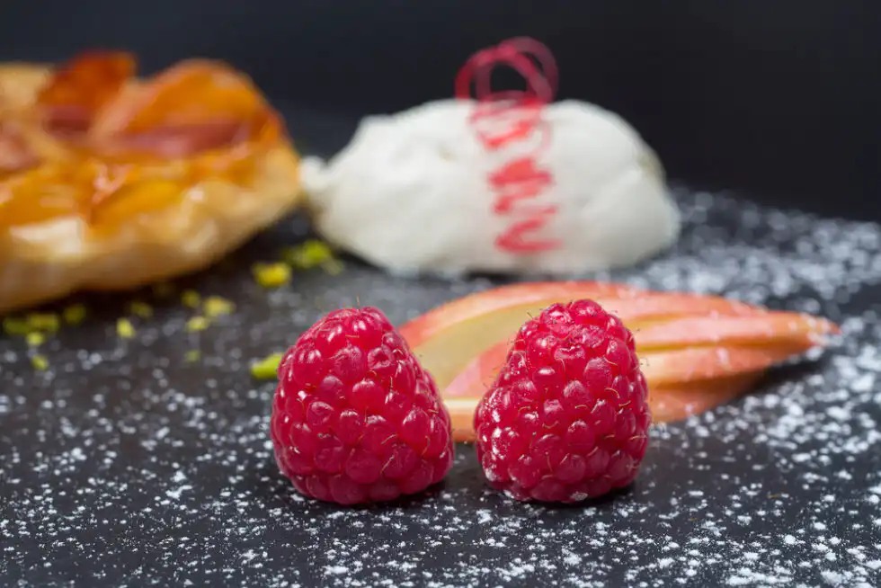 Foodfotografie von einem Dessert mit HImbeeren - Foto von UNIKATUM