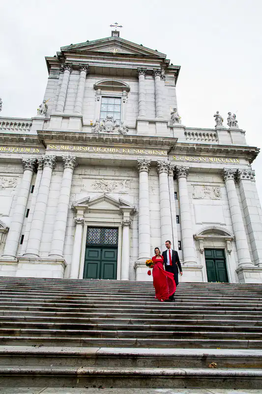 Brautpaar, dass die Treppe von der St. Ursen-Kathedrale In Solothurn runter geht. Fotografie von UNIKATUM