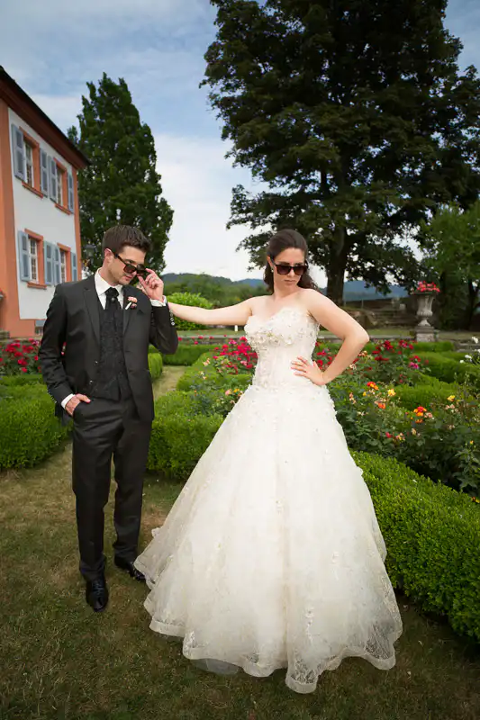 Brautpaarshooting nach der Hochzeit, Braut und Bräutigam mit Sonnenbrille. Foto von UNIKATUM