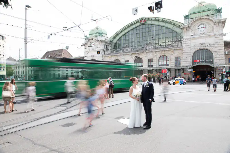 Dynamisches Foto vm Brautpaar vor dem Bahnhof SBB in Basel. Hochzeitsfotografie von UNIKATUM.
