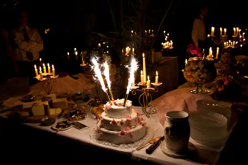 Hochzeitstorte mit Wunderkerzen im Kerzenlicht - Foto von UNIKATUM