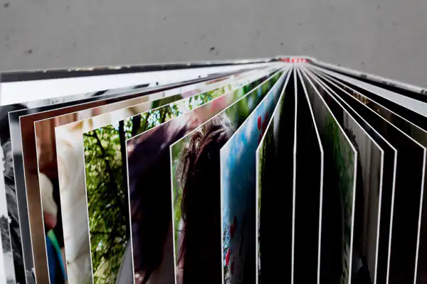 Nahaufnahme von den geöffneten Seiten von einem Hochzeitsalbum - Fotograf UNIKATUM