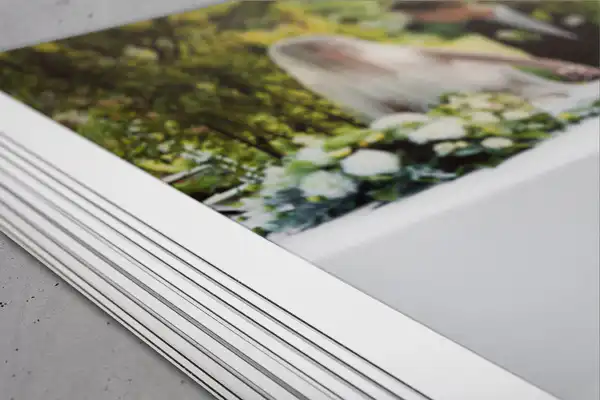 Nahaufnahme von einem Hochzeitsalbum mit einem Foto auf dem Cover - Hochzeitsfotograf UNIKATUM
