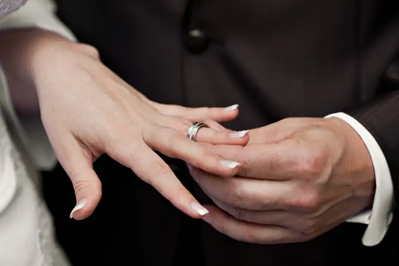 Nahaufnahme vom Ringtausch - Hochzeitsfotografie von UNIKATUM
