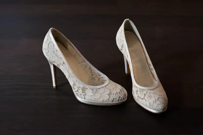 Fotografie von den Brautschuhen vor der Hochzeit - Hochzeitsfoto von UNIKATUM