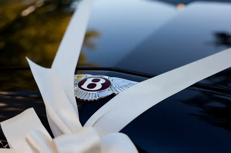 Nahaufnahme vom Signet eines Bentley an einer Hochzeit - Hochzeitsfotograf UNIKATUM