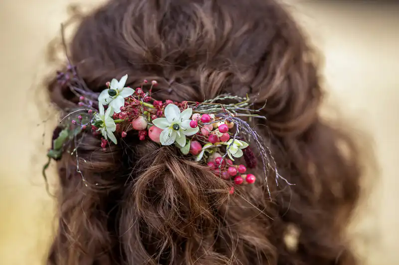 Schöner Haarschmuck einer Braut mit Blumen - Bild von Hochzeitsfotograf UNIKATUM
