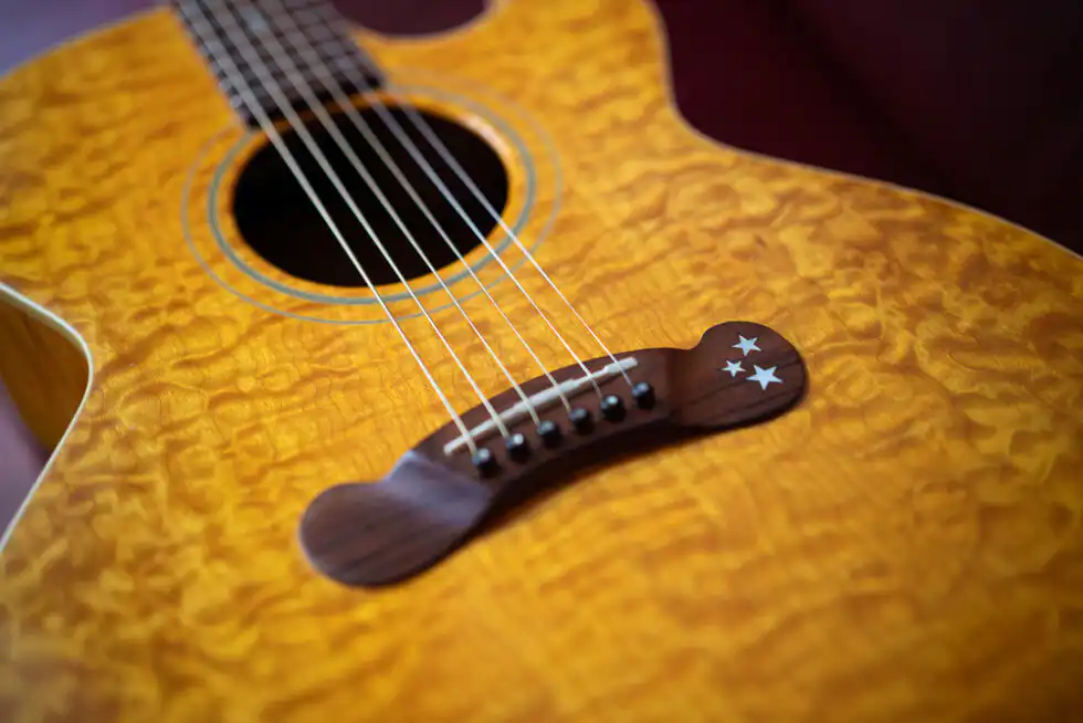 Hochwertige Produkteaufnahme, abgebildet ist eine Gitarre. Fotografie von UNIKATUM