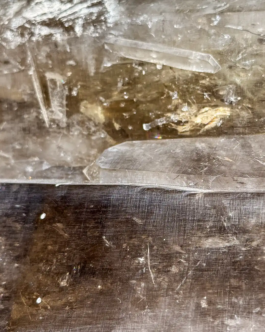 Makroaufnahme von einem sehr grossen Rauchquarz aus Brasilien - UNIKATUM Objekte vermitteln und Fotografie